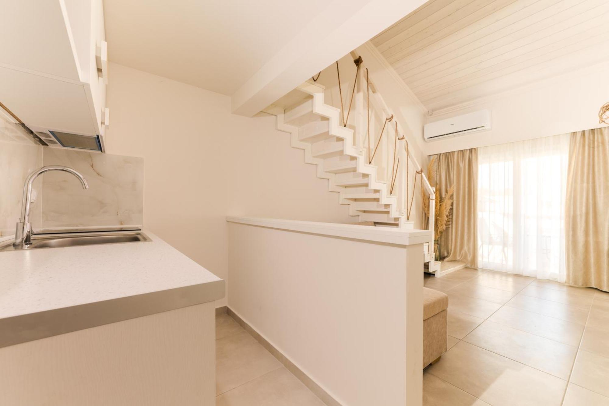 Mystery Suites And Apartments Neoi Poroi Exterior foto